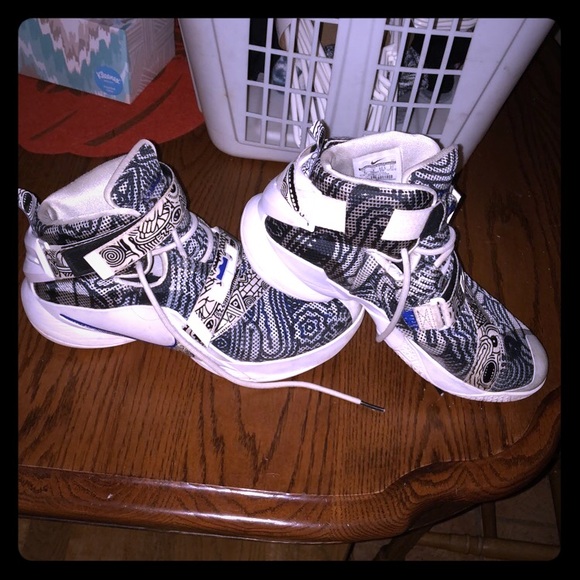 Nike Basketball shoes - Picture 1 of 1